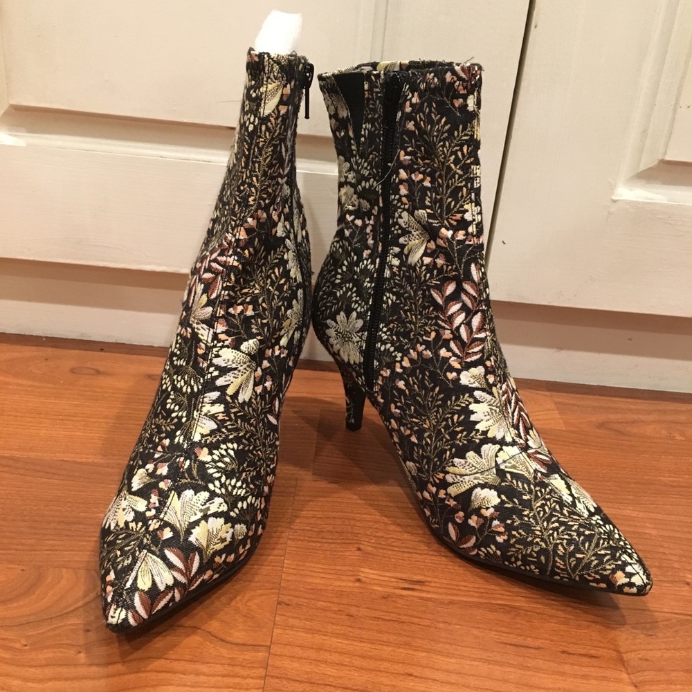 NWOT. floral glove fit booties